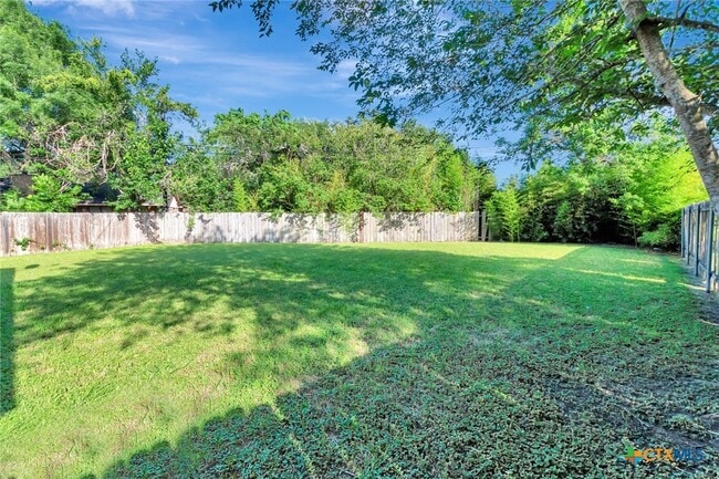 Building Photo - 515 Versailles St