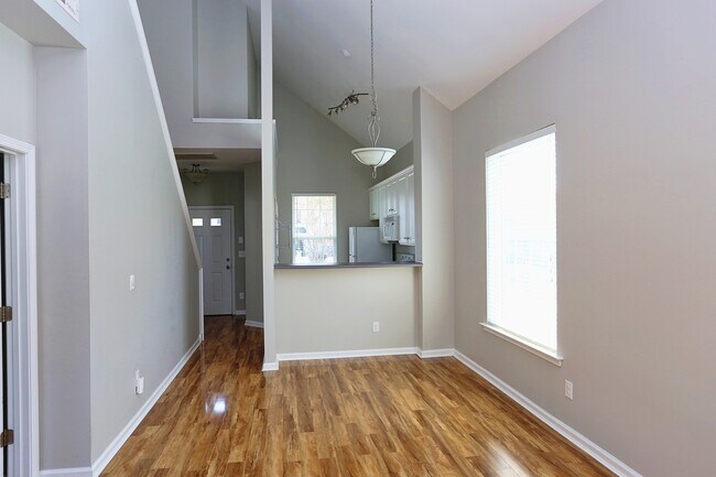 Building Photo - 915 Cinnamon Dr