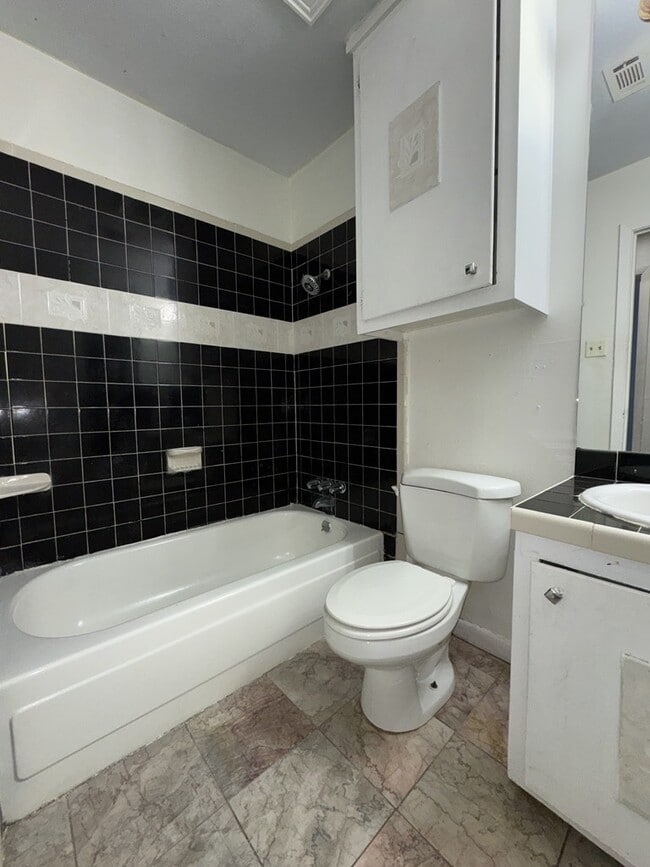 Building Photo - 5680 Queen Mary Ln