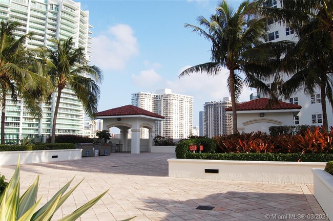 Building Photo - 20000 E Country Club Dr