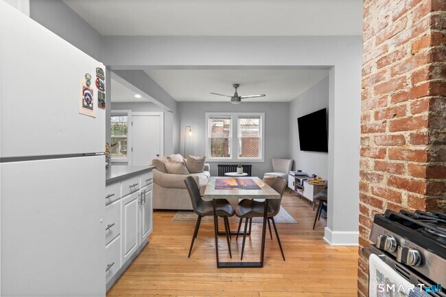 Building Photo - 7 Willowbrook Pl