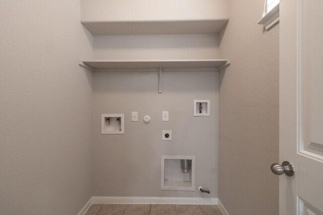 Building Photo - 2880 Donnell Dr