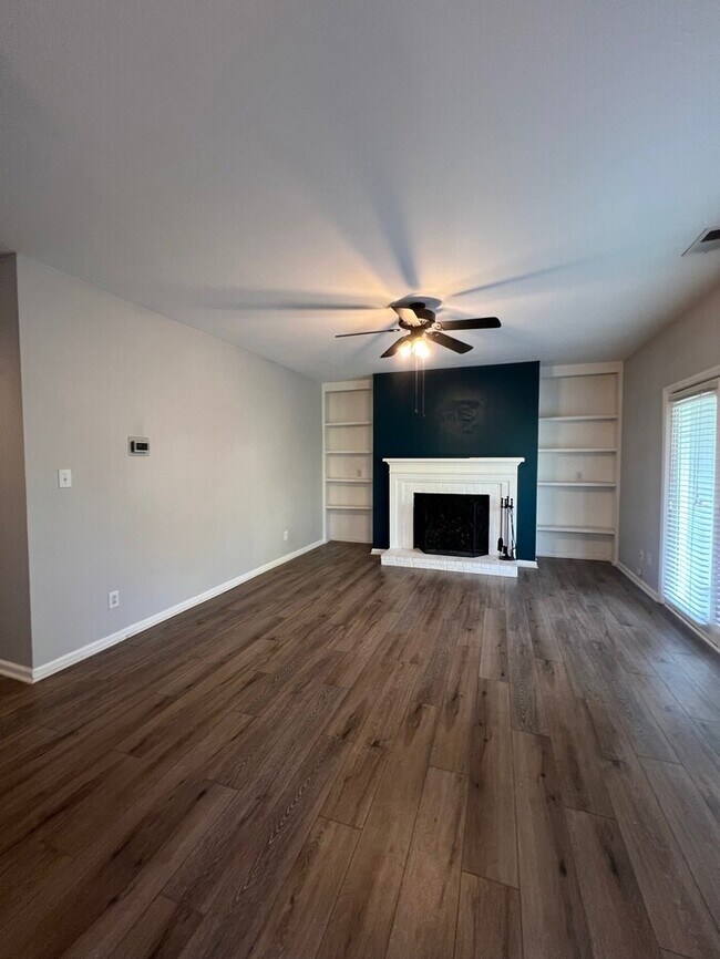 Building Photo - Charming 2-Bedroom in a Highly Sought-Afte...