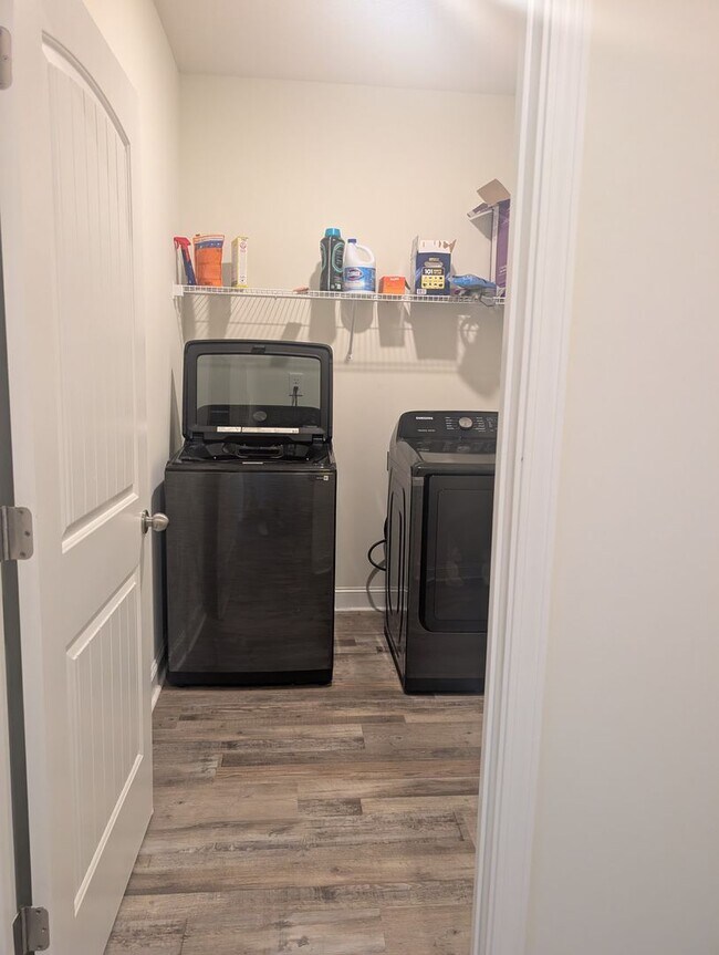 Building Photo - ? For Rent – Spacious 4 Bedroom, 2 Bathroo...