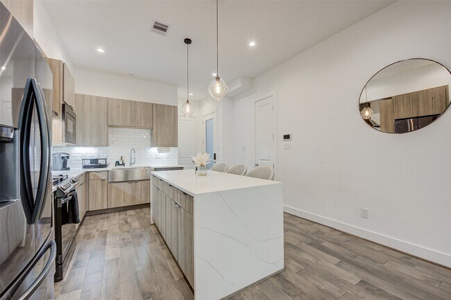 Building Photo - 5839 Dolores St