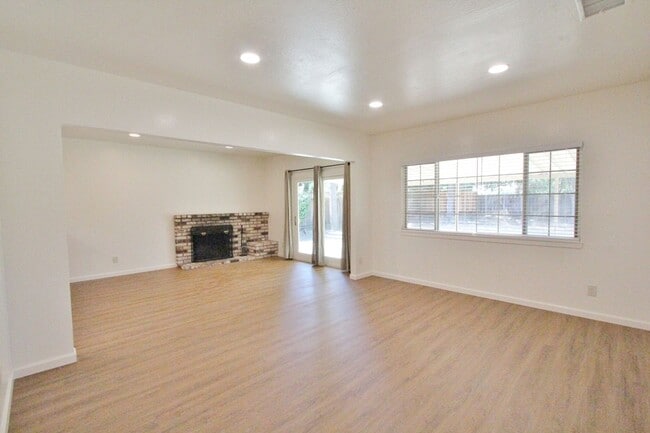 Building Photo - $3,990 - GORGEOUS FOUR BEDROOM HOME IN NOR...
