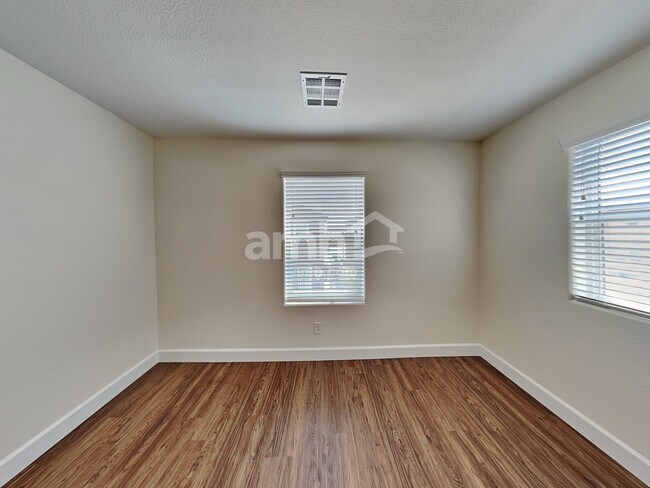 Building Photo - 9260 S Park St