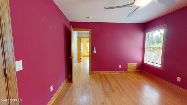 Building Photo - 245 Lakeside Dr
