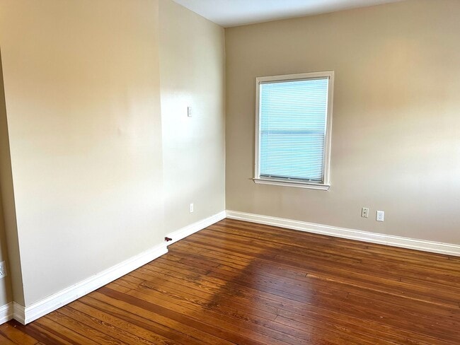 Building Photo - Renovated Germantown House in Great Location