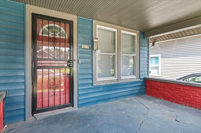 Building Photo - 1052-1052 N Warman Ave
