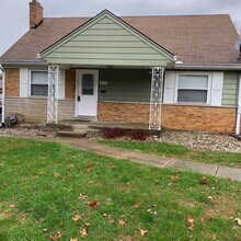 Building Photo - Large Four Bedroom Cape Cod on Quiet Street