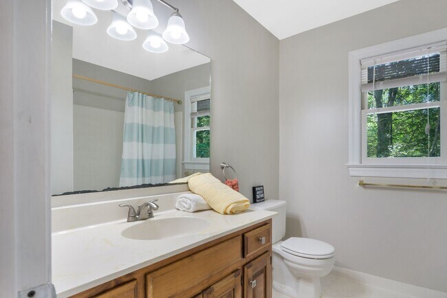 Building Photo - Beautifully Refreshed 4 Bedroom 3 Bath Col...
