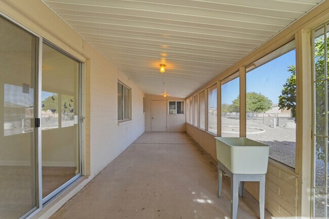 Building Photo - Spacious 3 Bed in Dreamland Villa | Corner Lot + Circular Drive