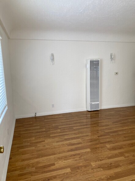 Living Room - 934 W 9th St