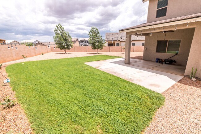 Building Photo - Beautiful 2-Story Home, 5 Bedroom, 3 Full ...