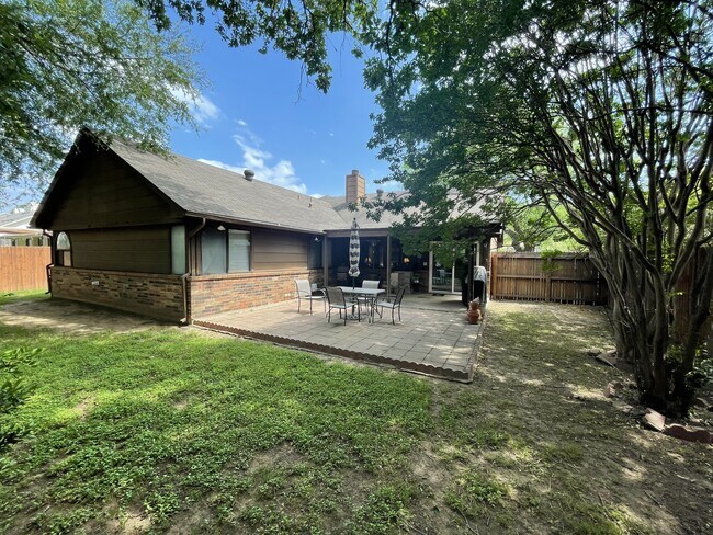 Building Photo - 3202 Fairview Dr