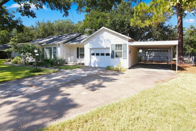 Building Photo - "Adorable 2-Bedroom, 1-Bath in Home with Beautiful Oak Floors, Spacious Yard and Lawn Service Inc...
