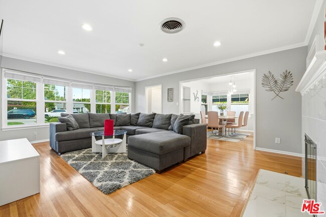 Building Photo - 15040 Hamlin St