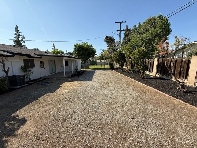 Building Photo - Charming 2-Bedroom, 2-Bathroom Home in 55 ...