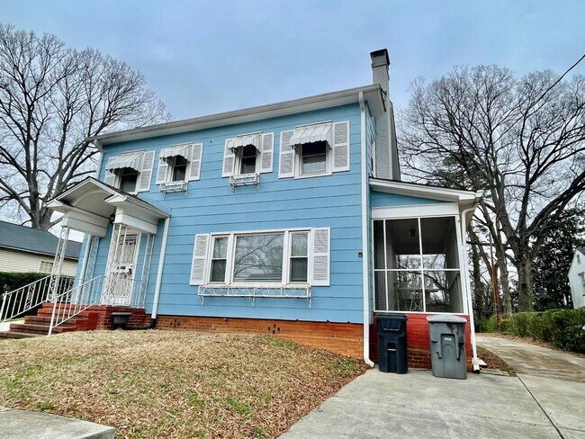 Building Photo - Welcome to this charming 4-bedroom, 2-bathroom home located in the vibrant city of Charlotte, NC