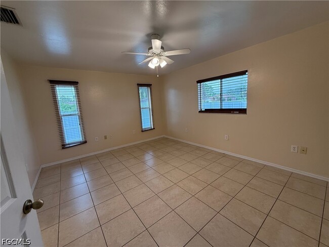 Building Photo - 696 Homestead Rd S