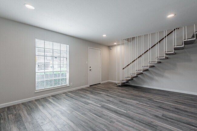 Building Photo - 2121 Fountain View Dr