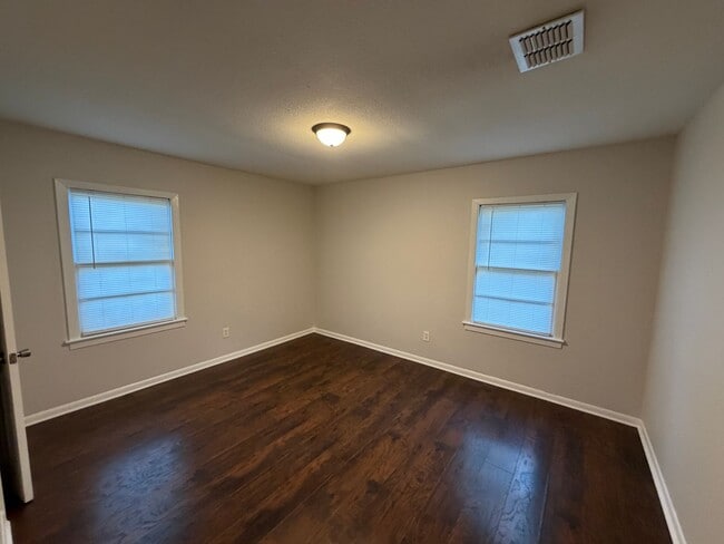 Building Photo - Charming 3-Bedroom Home in Convenient Boss...