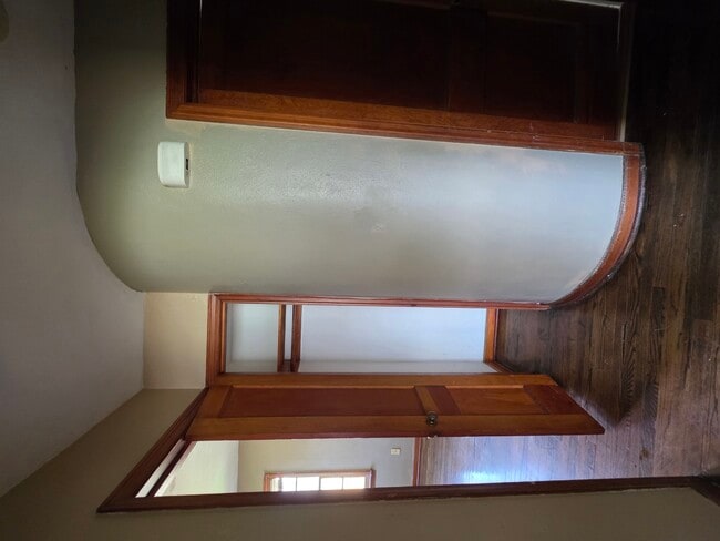 Building Photo - 427 N Henrietta Ave