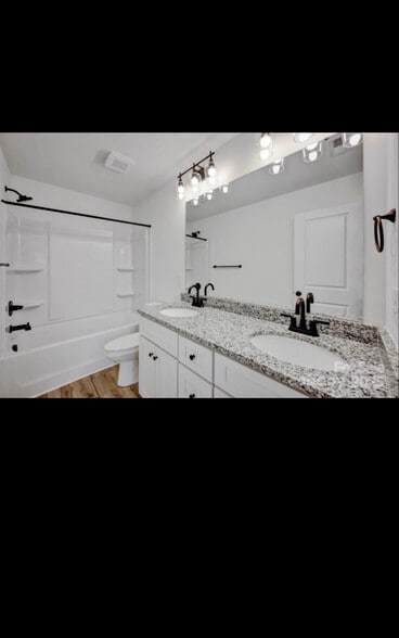 Building Photo - 2812 S Ridge Ave