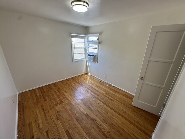 Building Photo - 2471 Silver Lake Blvd