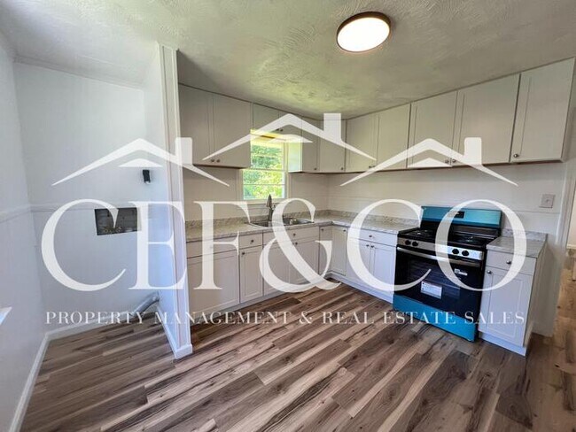 Building Photo - 2 bedroom now available in the City of Spartanburg!