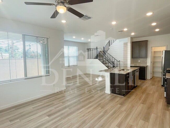 Building Photo - 1365 W Bluejay Dr