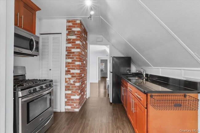 Building Photo - 7 Oak Ave