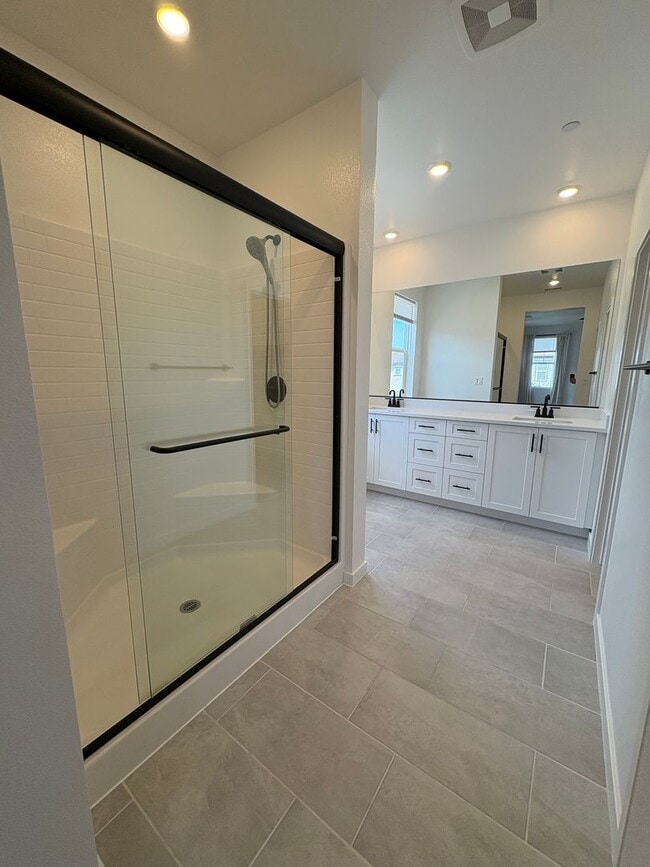 Building Photo - Beautiful Home Bedford Community!