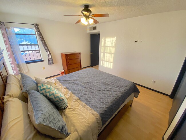 Building Photo - East El Paso 4 bed Refrig A/C!