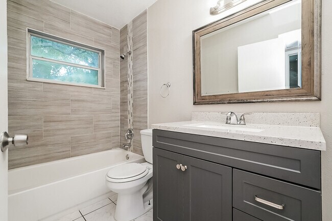 Building Photo - Welcoming 3-Bedroom Home in St. Petersburg, FL