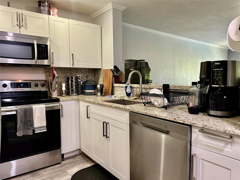 Building Photo - 15430 SW 82nd Ln