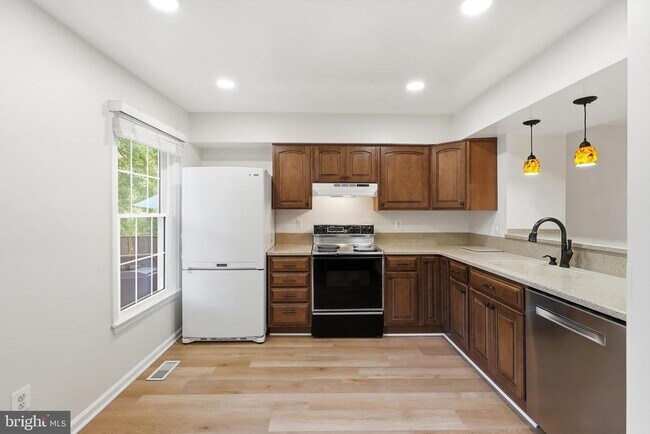 Building Photo - 7691 Northern Oaks Ct