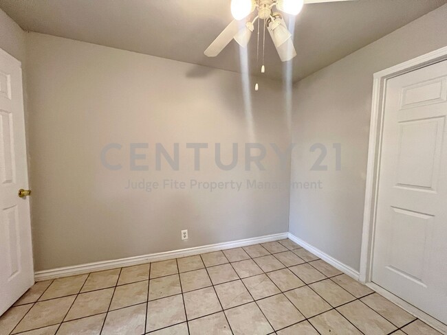 Building Photo - Charming 2-Story 2/1.5 Condo For Rent!