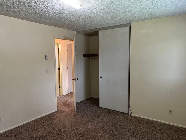 Building Photo - Solid 2 bedroom 1 bath duplex with garage!