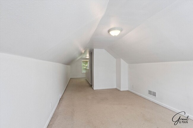 Building Photo - $1350 3 bedroom bungalow Eastpointe