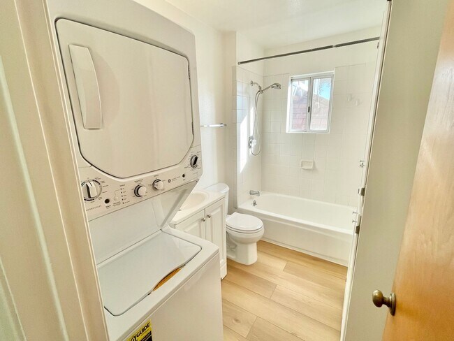 Building Photo - Bernal Heights 2Br House with Skylights, V...