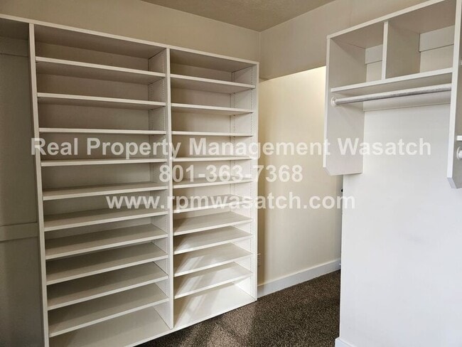 Building Photo - 985 Northcliffe Dr N