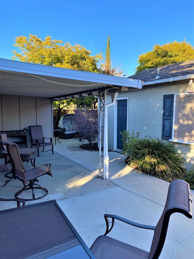 Building Photo - Redlands Cottage Near University