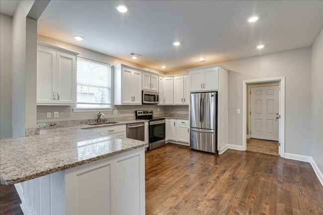 Building Photo - Charming 1920 renovated home!