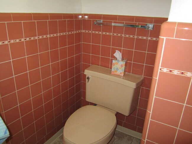 Building Photo - Classic Home Near Golf Course