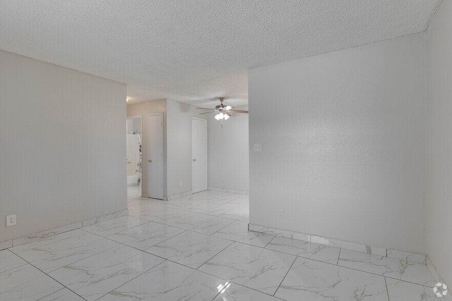 2BR, 1BA - 702SF - Fountain Oaks