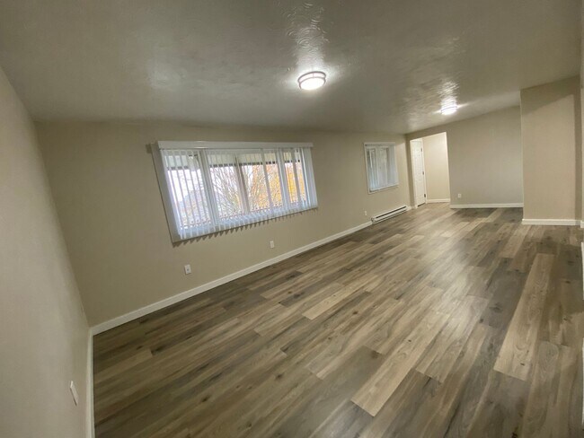 Building Photo - RENOVATED 1BD/1BA LOWER SOUTH HILL APT | A/C | DW | PET FRIENDLY | AVAIL UPON REQUEST