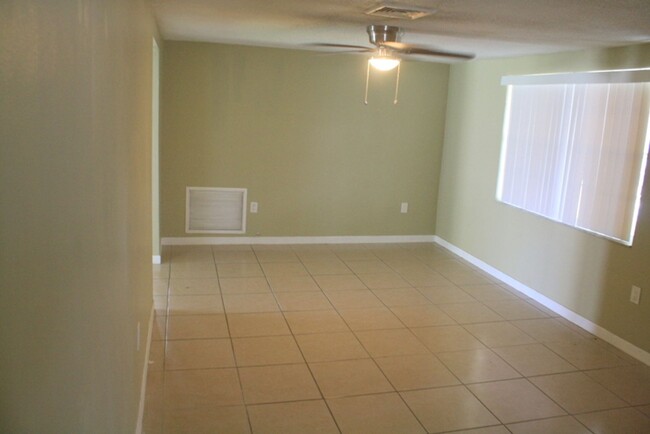 Building Photo - Updated 3 bed 1.5 bath in New Port Richey