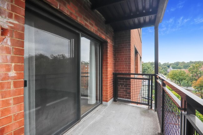 Building Photo - 7611 Maple Ave